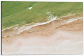 WallClassics - Dibond - Groenkleurige Zee aan het Strand - 60x40 cm Foto op Aluminium (Met Ophangsysteem)