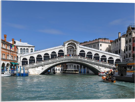 Acrylglas - Blauwe Lucht boven Rialto Brug in Venetië, Italië - 80x60 cm Foto op Acrylglas (Met Ophangsysteem)