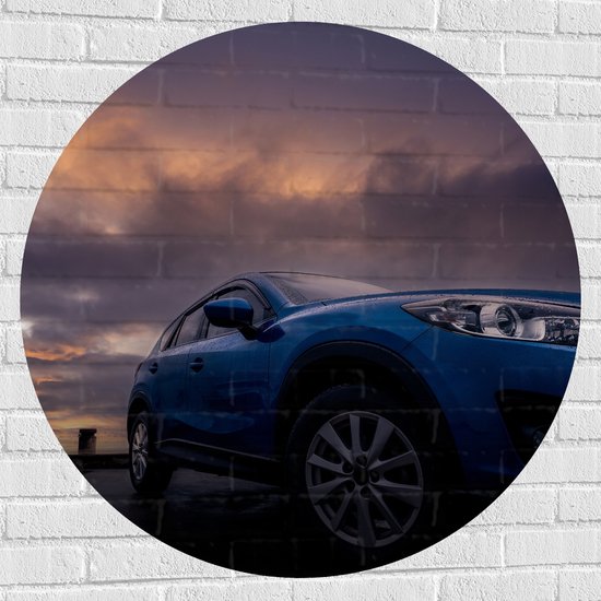 Muursticker Cirkel - Blauwe Auto in Regenbui onder Donkere Bewolking - 100x100 cm Foto op Muursticker