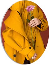 PVC Schuimplaat Ovaal - Vrouw in Gele Jas met Roze Bloem - 30x40 cm Foto op Ovaal (Met Ophangsysteem)