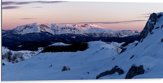 Dibond - Bergen bedekt door Laag Sneeuw - 100x50 cm Foto op Aluminium (Wanddecoratie van metaal)