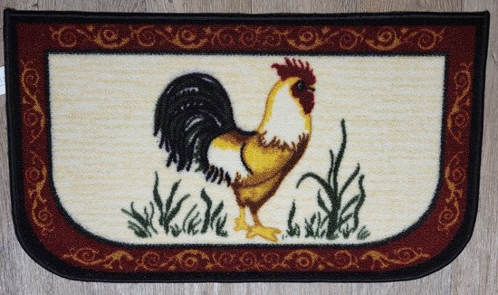 Ovale deurmat met een haan in beige, geel, groen en zwart, omringd door een bruin en gouden sierlijk rand. Ligt op een houten vloer.