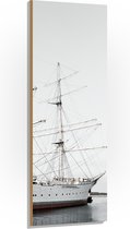 WallClassics - Hout - Witte Boot op Water - 50x150 cm - 9 mm dik - Foto op Hout (Met Ophangsysteem)