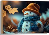 Hout - Sneeuwpop met Bruine Hoed en Blauwe Sjaal tussen de Herfstbladeren - 75x50 cm - 9 mm dik - Foto op Hout (Met Ophangsysteem)