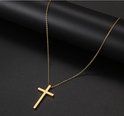 Gouden kruisketting met fijne schakel, hangend op een zwarte achtergrond.