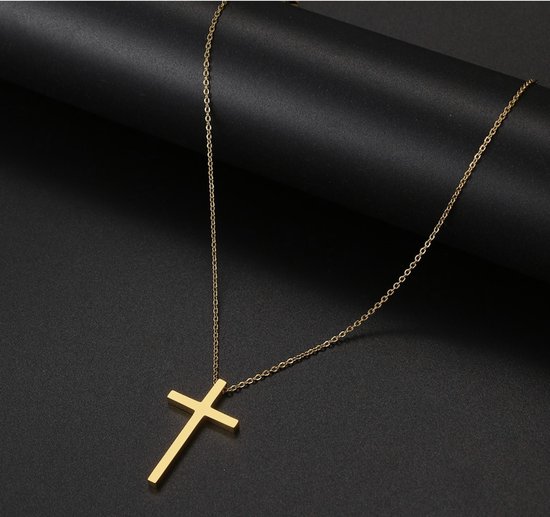 Gouden kruisketting met fijne schakel, hangend op een zwarte achtergrond.