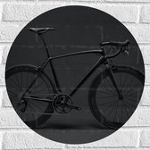 WallClassics - Muursticker Cirkel - Zwarte Fiets tegen Donkere Achtergrond - 50x50 cm Foto op Muursticker