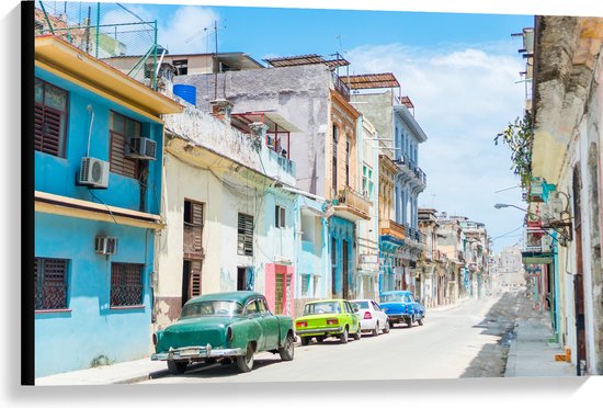 Canvas - Gekleurde Geparkeerde Auto's in Kleurrijke Straat - Cuba - 90x60 cm Foto op Canvas Schilderij (Wanddecoratie op Canvas)