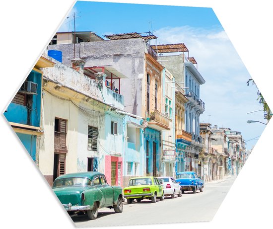 PVC Schuimplaat Hexagon - Gekleurde Geparkeerde Auto's in Kleurrijke Straat - Cuba - 70x60.9 cm Foto op Hexagon (Met Ophangsysteem)