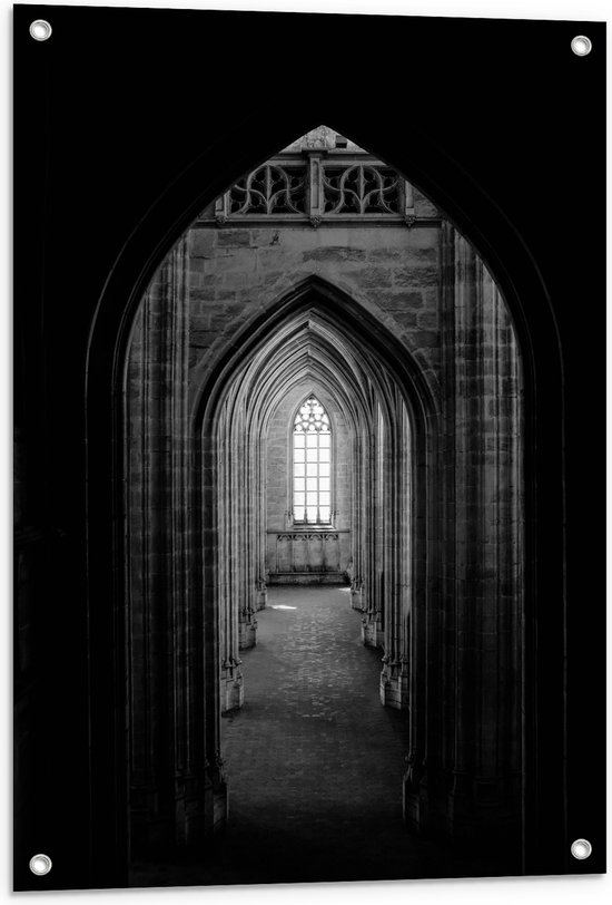 WallClassics - Tuinposter – Donkere Gang in een Kerk - Zwart Wit - 60x90 cm Foto op Tuinposter (wanddecoratie voor buiten en binnen)