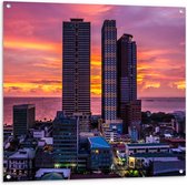 WallClassics - Tuinposter – Gebouwen met Uitzicht op de Baai van Manilla - 100x100 cm Foto op Tuinposter (wanddecoratie voor buiten en binnen)