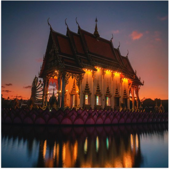 WallClassics - Poster Glanzend – Boeddhistische Tempel in Thailand - Wat Pa Lahan Sai - 100x100 cm Foto op Posterpapier met Glanzende Afwerking