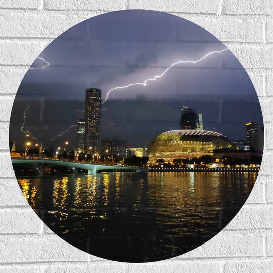 WallClassics - Muursticker Cirkel - Bliksem bij het Theater Esplanade - Singapore - 70x70 cm Foto op Muursticker