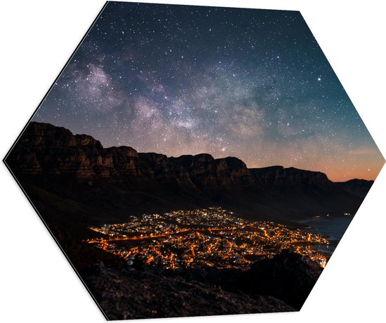 WallClassics - Dibond Hexagon - Verlichtte Stad onder Sterren - 70x60.9 cm Foto op Hexagon (Met Ophangsysteem)