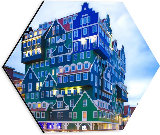 WallClassics - Dibond Hexagon - Groen met Blauwe Huizen op elkaar - Zaandam - 30x26.1 cm Foto op Hexagon (Met Ophangsysteem)