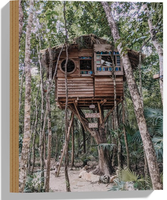 WallClassics - Hout - Boomhut in het Groene Bos - 30x40 cm - 9 mm dik - Foto op Hout (Met Ophangsysteem)