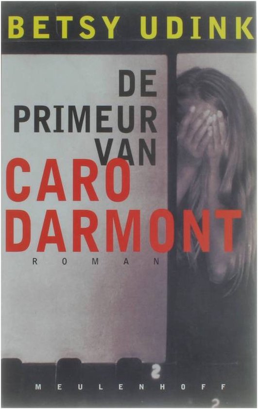 Boekcover met de titel 'DE PRIMEUR VAN CARO DARMONT ROMAN' en auteur BETSY UDINK. Een meisje met haar handen voor haar gezicht.