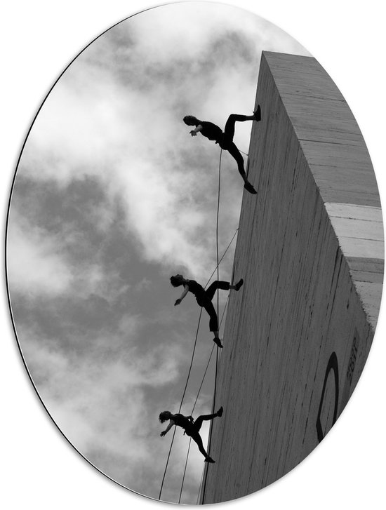 WallClassics - Dibond Ovaal - Dansende Mensen tegen een Gebouw - 60x80 cm Foto op Ovaal (Met Ophangsysteem)