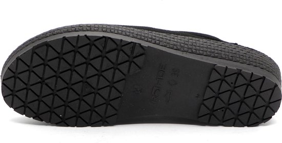 Onderkant van zwarte pantoffel met driehoekig profiel.