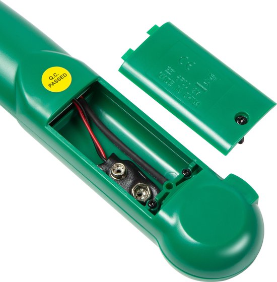 Open groene kabelzoeker die het batterijcompartiment toont met rode en zwarte bedrading.