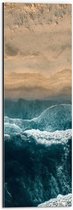 WallClassics - Dibond - Golvende Zee en Strand van Boven - 20x60 cm Foto op Aluminium (Met Ophangsysteem)