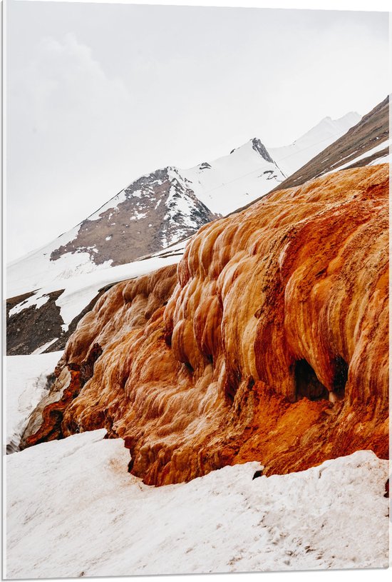 WallClassics - Acrylglas - Bruin met Oranje Rotsen op een Berg met Sneeuw - 60x90 cm Foto op Acrylglas (Wanddecoratie op Acrylaat)
