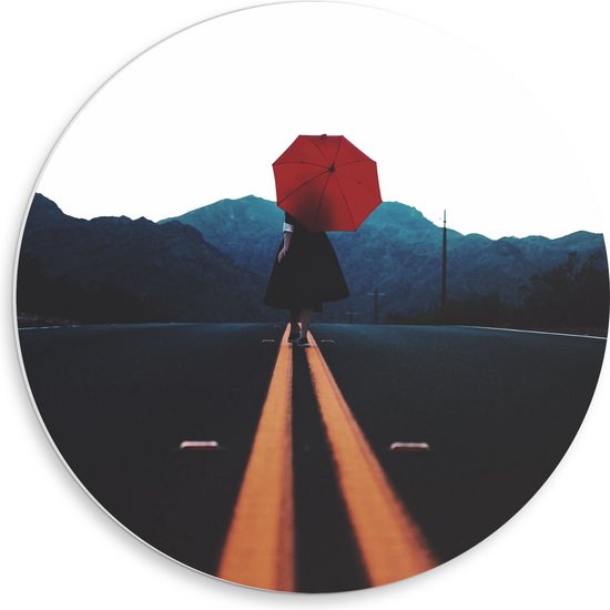 WallClassics - PVC Schuimplaat Muurcirkel - Vrouw met Rode Paraplu op de Weg - 50x50 cm Foto op Muurcirkel (met ophangsysteem)