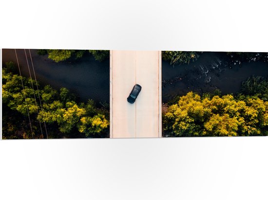 WallClassics - PVC Schuimplaat- Bovenaanzicht van Zwarte Auto boven op Brug in Landschap - 120x40 cm Foto op PVC Schuimplaat
