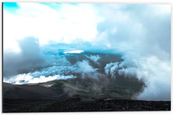 Dibond - Mist en Wolken op Hoge Bergtop - 60x40 cm Foto op Aluminium (Wanddecoratie van metaal)