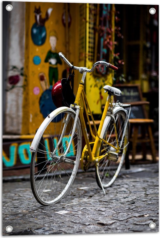 WallClassics - Tuinposter – Gele Fiets in de Stad - 50x75 cm Foto op Tuinposter (wanddecoratie voor buiten en binnen)