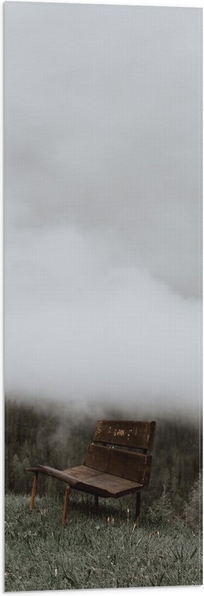 Vlag - Oud Houten Bankje in Mist op Berg met Uitzicht op Bos - 30x90 cm Foto op Polyester Vlag