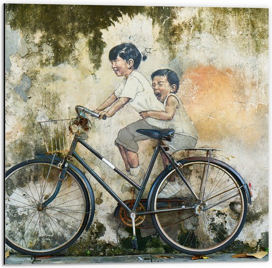 WallClassics - Dibond - Muurschildering van Twee Broertjes op een Fiets - 50x50 cm Foto op Aluminium (Wanddecoratie van metaal)