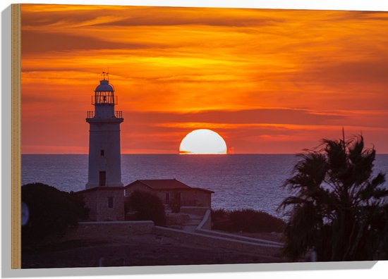 Hout - Vuurtoren aan het Water bij Felle Zonsondergang - 75x50 cm - 9 mm dik - Foto op Hout (Met Ophangsysteem)