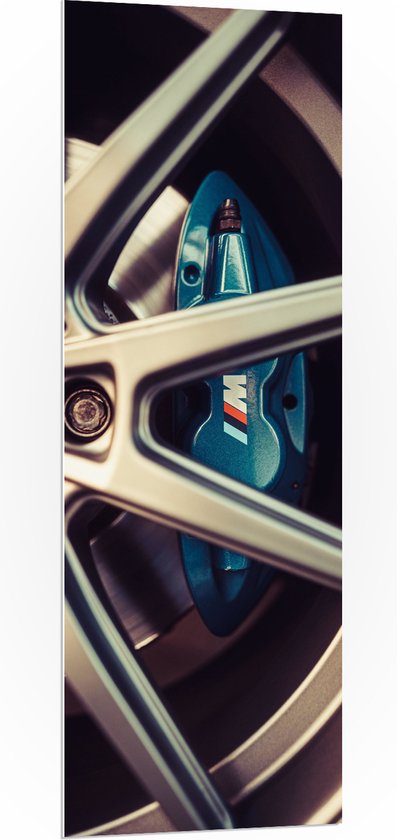 WallClassics - PVC Schuimplaat- Blauwe Remklauwen in Autowiel - 50x150 cm Foto op PVC Schuimplaat