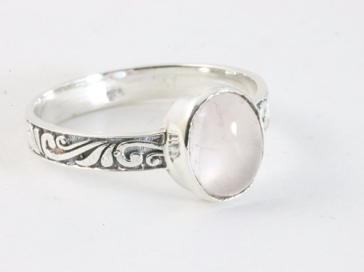Fijne bewerkte zilveren ring met rozenkwarts - maat 15.5