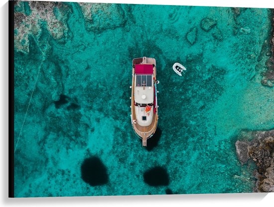 WallClassics - Toile - Vue de dessus d'un navire sur un océan bleu vif avec des rochers - 100x75 cm Photo sur toile (Décoration murale sur toile)