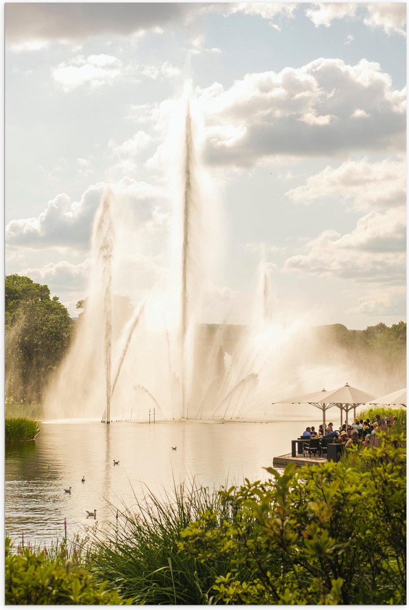 Poster Glanzend – Waterfontein in een Meer - 70x105 cm Foto op Posterpapier met Glanzende