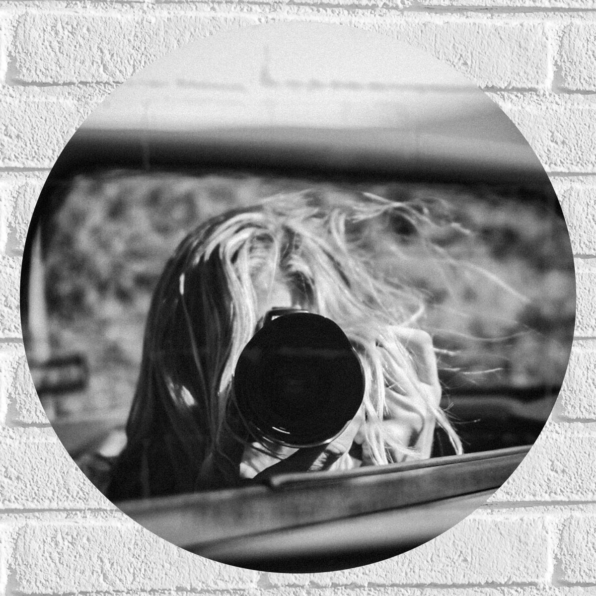 Muursticker Cirkel - Fotograaf in Autospiegel (zwart-wit) - 50x50 cm Foto op Muursticker