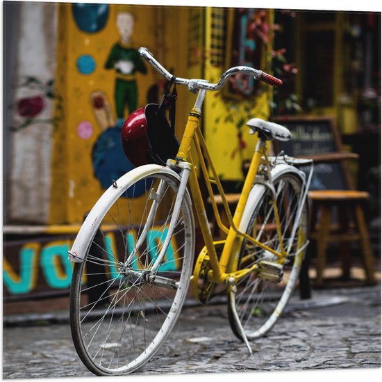 WallClassics - Vlag - Gele Fiets in de Stad - 80x80 cm Foto op Polyester Vlag