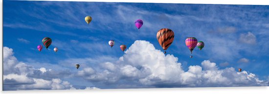 WallClassics - Dibond - Groepje Gekleurde Luchtballonnen bij Wolken in Blauwe Lucht - 150x50 cm Foto op Aluminium (Wanddecoratie van metaal)
