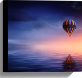 WallClassics - Canvas - Luchtballon met Verschillende Kleuren boven Donker Water met Donkere Lucht - 30x30 cm Foto op Canvas Schilderij (Wanddecoratie op Canvas)