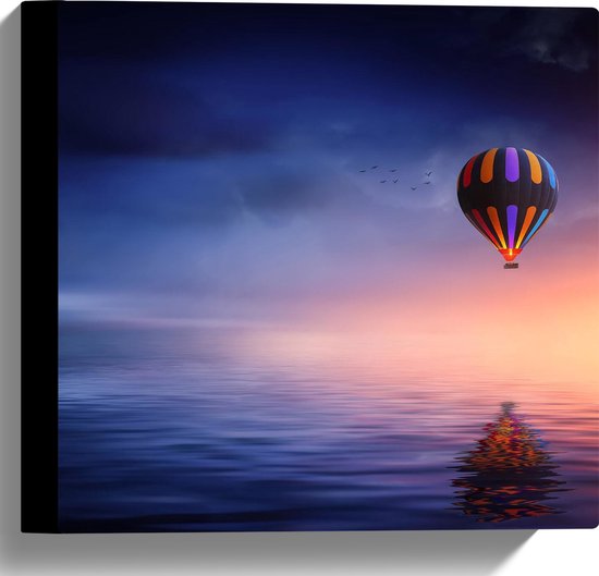 WallClassics - Toile - Ballon à air chaud avec différentes couleurs sur Water sombre avec ciel sombre - Tableau 30x30 cm sur toile (Décoration murale sur toile)