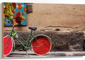 WallClassics - Hout - Geparkeerde Fiets bij Muur met Watermeloen Wielen - 90x60 cm - 9 mm dik - Foto op Hout (Met Ophangsysteem)
