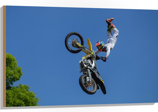 WallClassics - Hout - Freestyle Motocross boven Boom - 105x70 cm - 9 mm dik - Foto op Hout (Met Ophangsysteem)