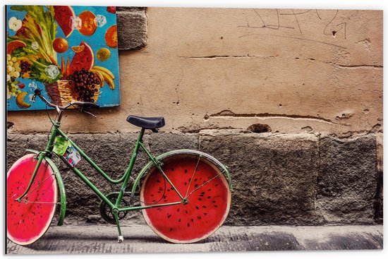 WallClassics - Dibond - Geparkeerde Fiets bij Muur met Watermeloen Wielen - 60x40 cm Foto op Aluminium (Met Ophangsysteem)