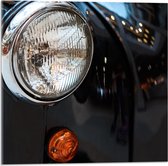 Acrylglas - Close-up van Koplamp van Zwarte Auto - 50x50 cm Foto op Acrylglas (Met Ophangsysteem)