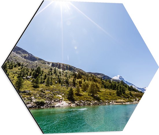 Dibond Hexagon - Zon boven Rivier in Zwitsers Landschap - 50x43.5 cm Foto op Hexagon (Met Ophangsysteem)