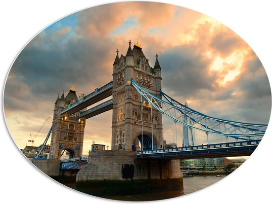 PVC Schuimplaat Ovaal - Wolken boven Towerbridge in Londen - 108x81 cm Foto op Ovaal (Met Ophangsysteem)