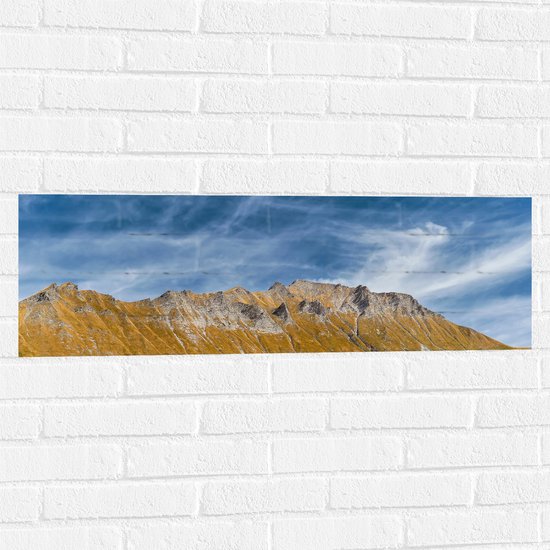 Muursticker - Schapen Wolken boven Stijle Berg - 90x30 cm Foto op Muursticker