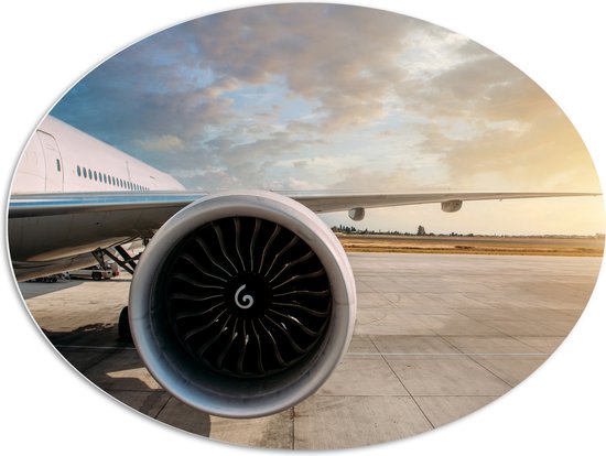 PVC Schuimplaat Ovaal - Motor van Wit Vliegtuig op Vliegveld - 96x72 cm Foto op Ovaal (Met Ophangsysteem)